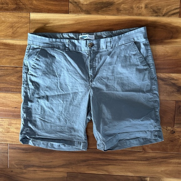 Old Navy Pants - Old Navy Gray Mid Rise Everyday Shorts size 20
